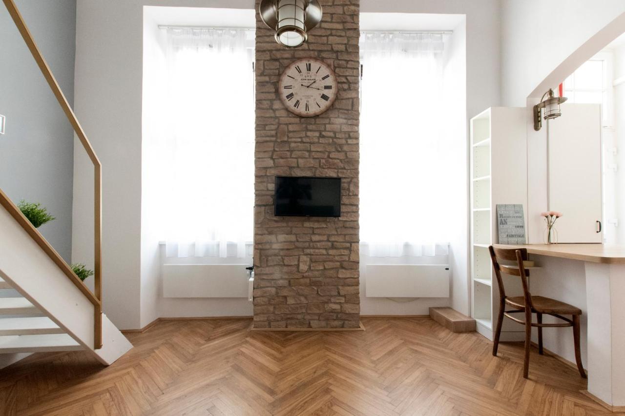 Standard By Hi5 - Rákóczi 23 * Budapest